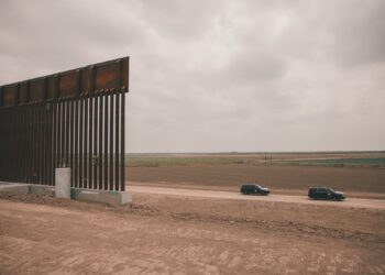 Abbott dice tener planes para construir muro en frontera con México.