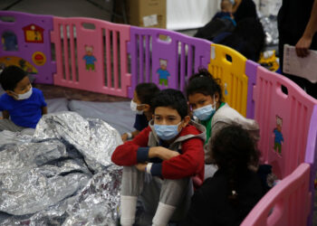 Advierte Biden a Abbott de demandas si intenta cerrar albergues para niños migrantes