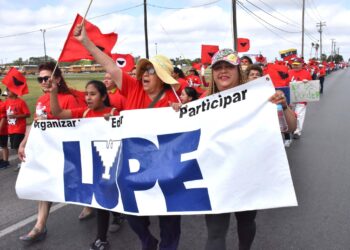 Activistas reclaman a Abbott “declaración de desastre” debido a migrantes.