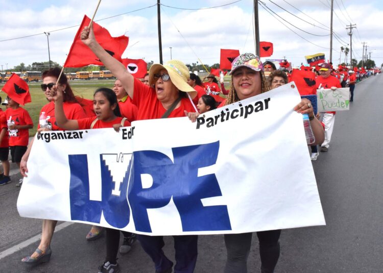 Activistas reclaman a Abbott “declaración de desastre” debido a migrantes.