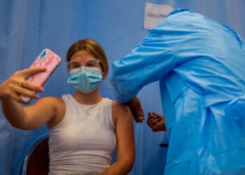 Anticuerpos perduran 12 meses después de la vacuna