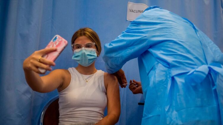 Anticuerpos perduran 12 meses después de la vacuna