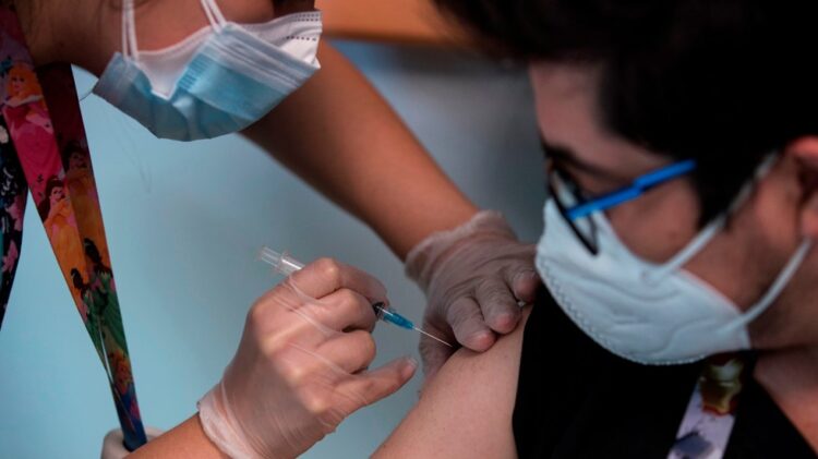 Pandemia se mantiene en Chile pese a vacunación