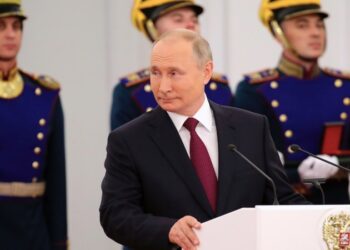 Vladimir Putin felicita y premia a creadores de la vacuna Sputnik V