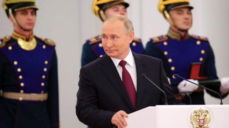 Vladimir Putin felicita y premia a creadores de la vacuna Sputnik V