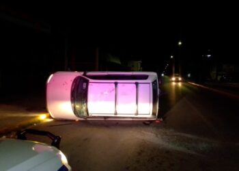 Chofer se lesiona al volcar camioneta