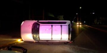 Chofer se lesiona al volcar camioneta