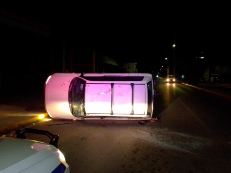 Chofer se lesiona al volcar camioneta