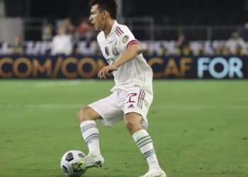 ‘Chucky’ Lozano sale del hospital; presenta esguince cervical