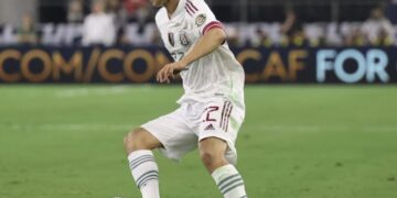 ‘Chucky’ Lozano sale del hospital; presenta esguince cervical