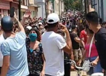 ‘Abajo la dictadura’, claman miles en Cuba en sorpresiva protesta