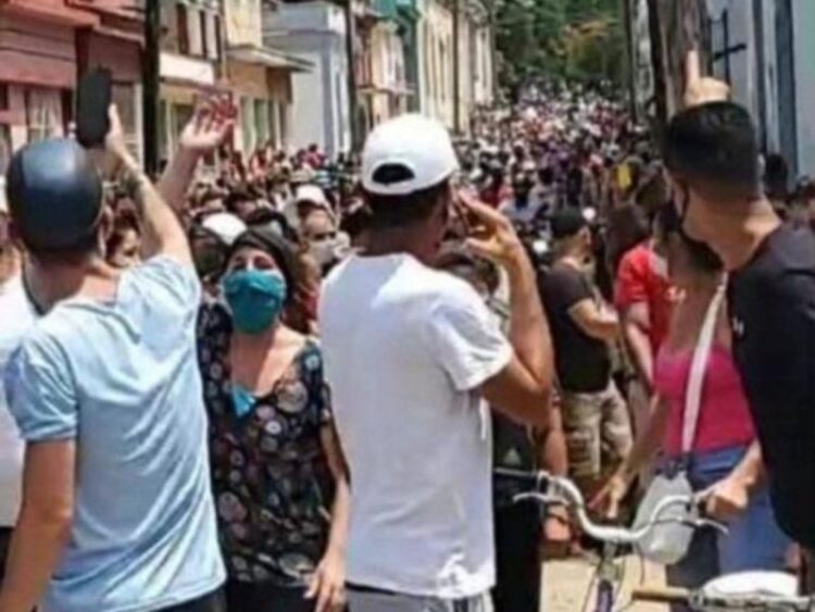 ‘Abajo la dictadura’, claman miles en Cuba en sorpresiva protesta