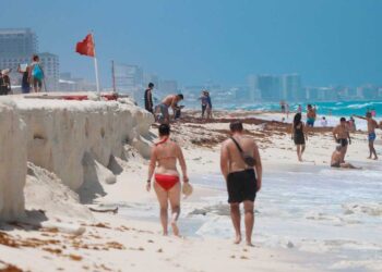 Urgen a aislarse a más de 100 graduados tras ir a Cancún o Mazatlán