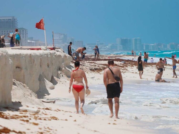 Urgen a aislarse a más de 100 graduados tras ir a Cancún o Mazatlán