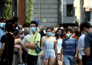 Tercera ola pega a jóvenes sin acceso a salud; contagios aumentaron 55% en 10 días