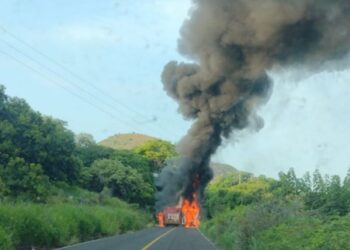 Bloquean carretera en Michoacán y queman camiones