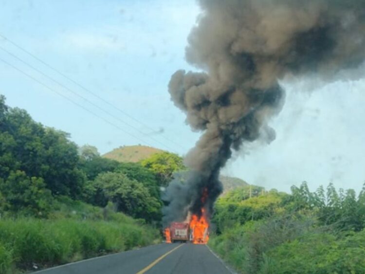 Bloquean carretera en Michoacán y queman camiones