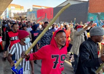 Caos en Sudáfrica: incendios y saqueos tras encarcelamiento del presidente Zuma