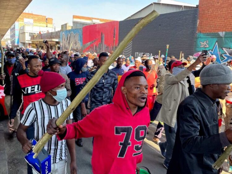 Caos en Sudáfrica: incendios y saqueos tras encarcelamiento del presidente Zuma