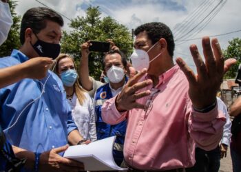 Entrega Alcalde a Gobernador proyecto de desincorporación del Dren Principal