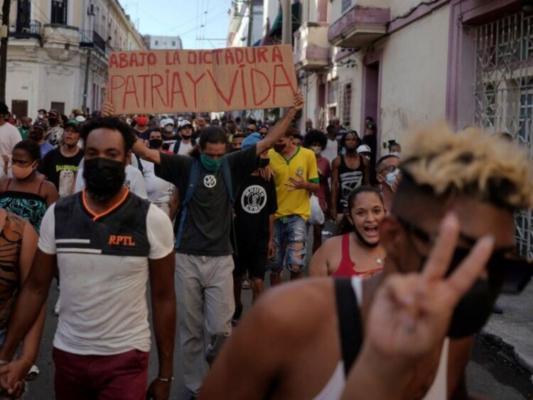 Estados Unidos pide a Cuba que reestablezca internet