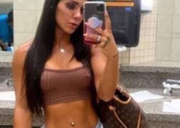 Aerolínea acusa a modelo de ‘viajar desnuda’ y le impide acceso