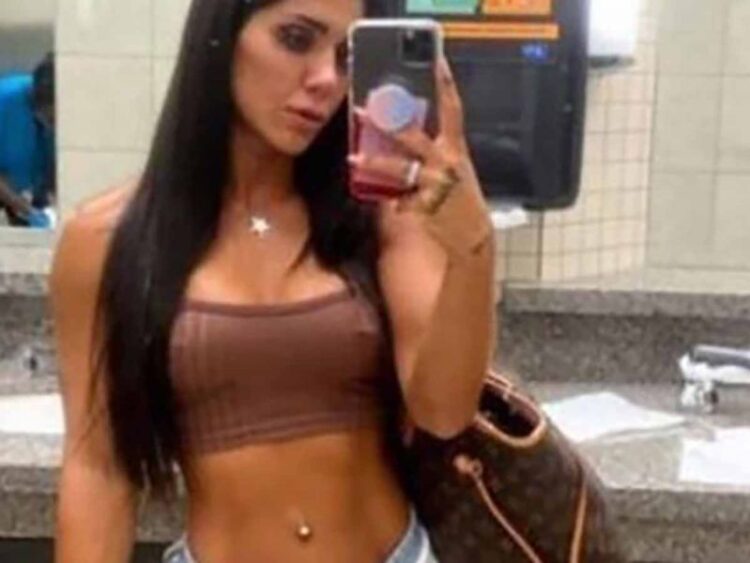 Aerolínea acusa a modelo de ‘viajar desnuda’ y le impide acceso