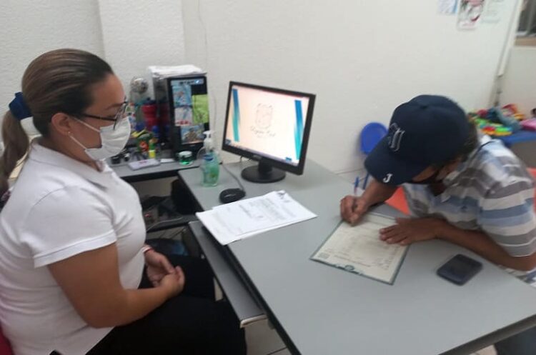 Vivió pescador 66 años sin acta de nacimiento