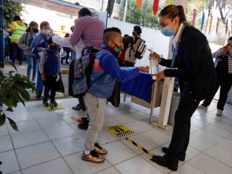 A finales de agosto estudiantes de nivel básico regresarán a las aulas: AMLO