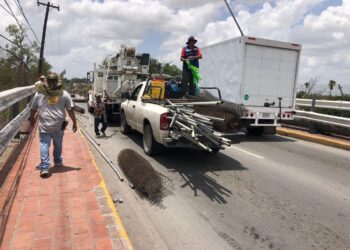 Retiran malla dañada del  puente de la calle Perú de Nuevo Laredo