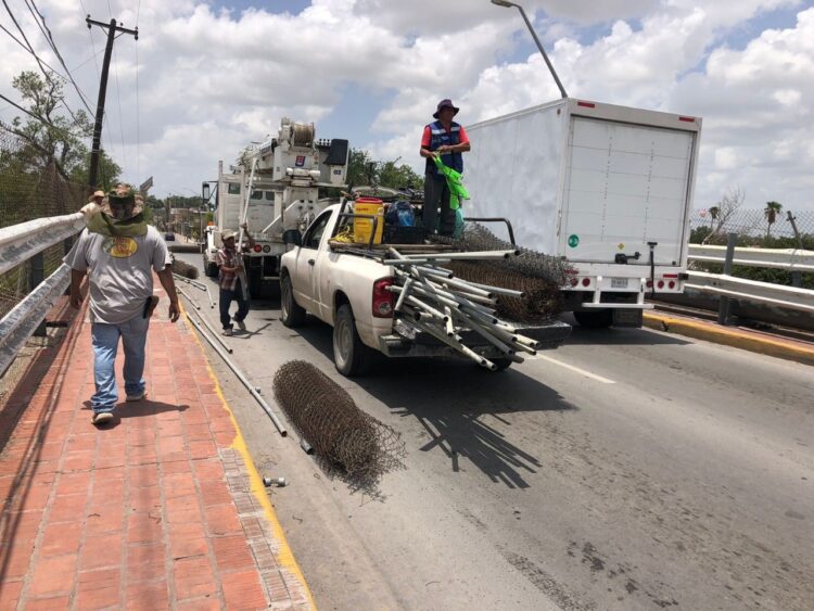 Retiran malla dañada del  puente de la calle Perú de Nuevo Laredo
