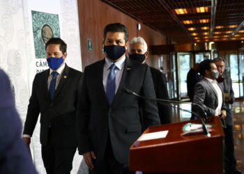 Niegan a García Cabeza de Vaca copia de orden de aprehensión en su contra