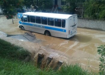 Truena calle y se hunde autobús del transporte público