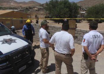 Liberan a 13 migrantes tras dos cateos de la FGR en Monterrey