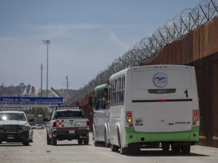 SRE mantiene negociaciones con EU para abrir la frontera en julio
