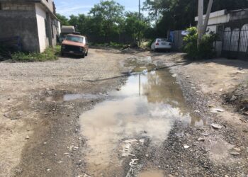 Reportan fuga de agua en la Col. Azteca de Victoria