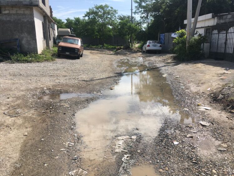 Reportan fuga de agua en la Col. Azteca de Victoria