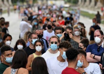 Vuelve toque de queda nocturno a Barcelona, buscan contener rebrote