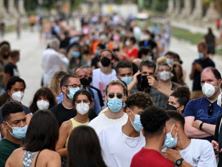 Vuelve toque de queda nocturno a Barcelona, buscan contener rebrote