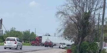 Hombres armados bloquean por segundo día carretera de Reynosa a Díaz Ordaz