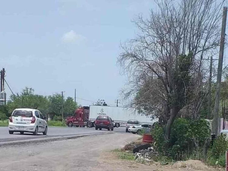Hombres armados bloquean por segundo día carretera de Reynosa a Díaz Ordaz