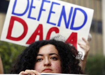 Juez de EU declara ilegal el programa DACA; suspende nuevas solicitudes