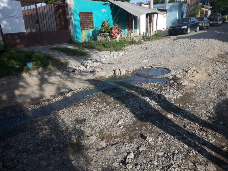 Fuga de aguas negras provoca malestar en Col. Casas Blancas de Victoria