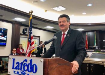 Piden ubicar a migrantes fuera de Laredo, Texas