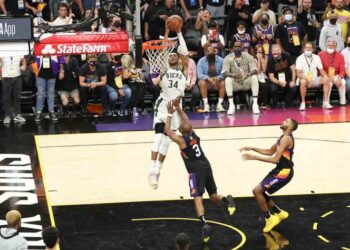 Bucks remontan la serie de las Finales y acarician el título