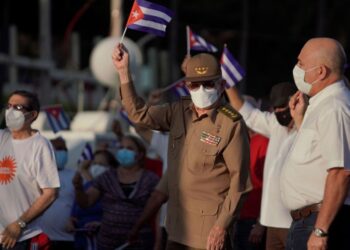 Raúl Castro marcha en defensa de la revolución en Cuba