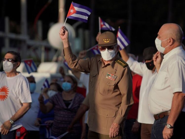 Raúl Castro marcha en defensa de la revolución en Cuba