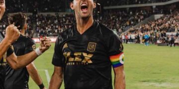 Un golazo de Carlos Vela le dio el triunfo a su equipo