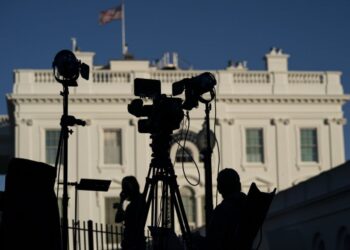 Fiscal de EU prohíbe forzar a periodistas a revelar sus fuentes