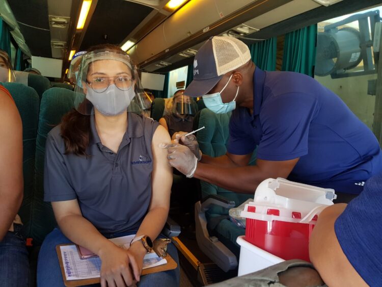 EU vacuna a obreros de maquiladoras de Nuevo Laredo